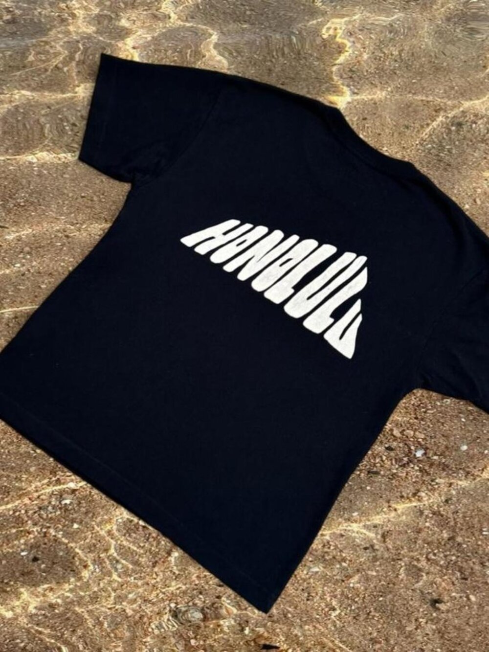 Honolulu Hawaii vintage graphic short sleeve tee shirt ⭐️ black and white street